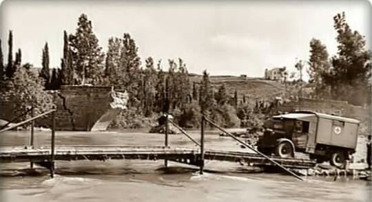 عام 1941، إحدى وحدات الجيش الأسترالي الطبية تعبر نهر الليطاني بجسر مؤقت 